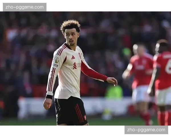 利物浦柯蒂斯-琼斯回撤防线左侧，为边后卫保持高位宽度创造空间